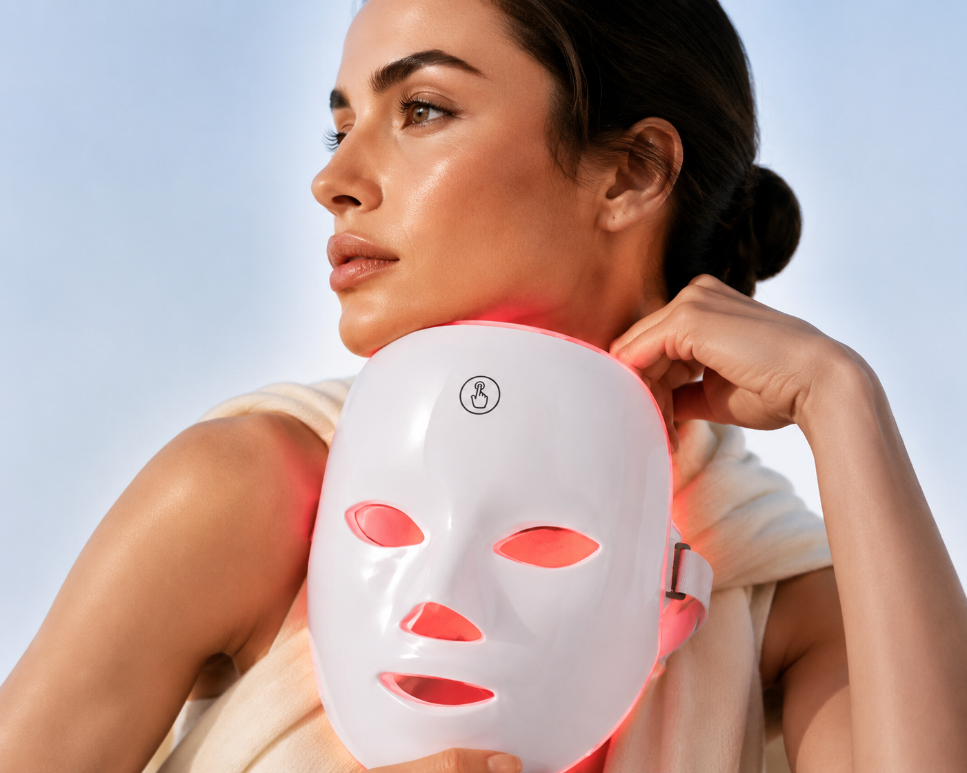 LUNA.7 masque LED porté par une femme, lumière rouge